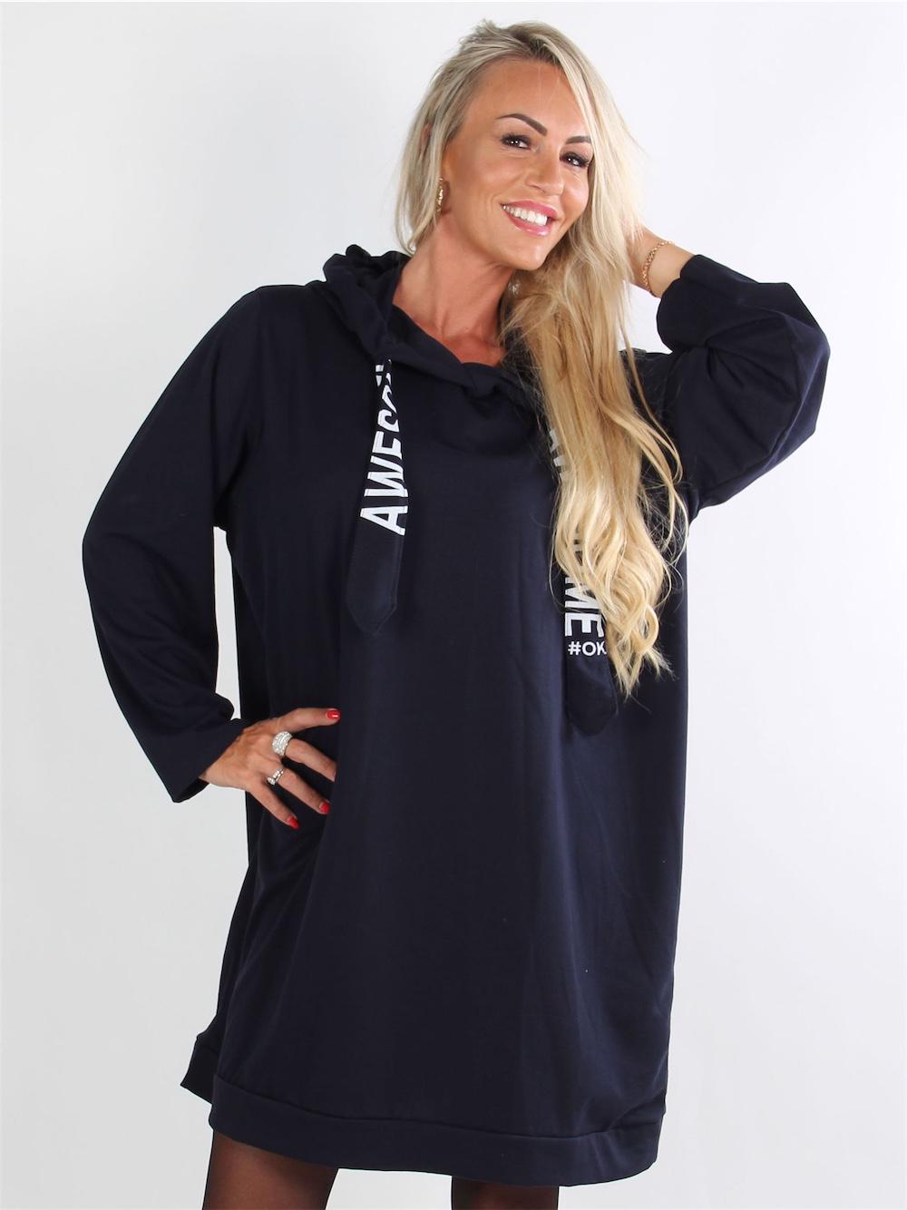 Turia - Armygrøn joggingkjole med hvidt skrift og hætte